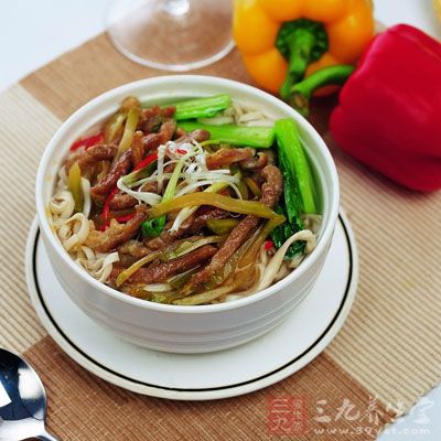 再倒入之前煮的肉絲湯，把搾菜放進去，這樣美味的搾菜肉絲面就做好了