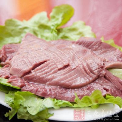 豬腰刮開去筋膜，洗淨，切成腰花