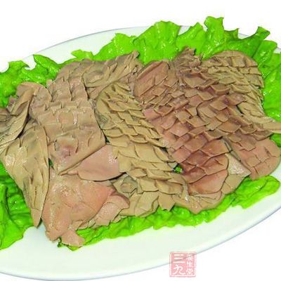 先將豬腰外面的膜剝去，切腰花洗淨備用
