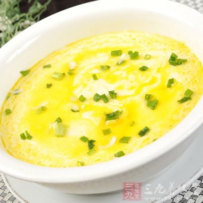 把蛋液放上蒸隔，然後開小火