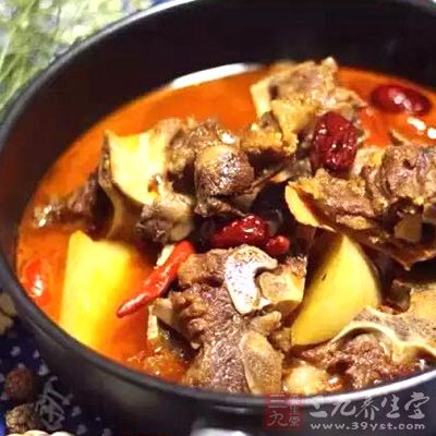 排骨剁成塊,然後放入沸水中川透撈出,沖洗血末 排骨剁成塊,然後放入沸水中川透撈出,沖洗血末