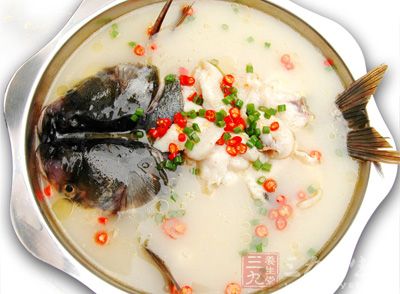 清湯魚是美味可口的湯菜，湯汁濃白，肉質鮮嫩，適宜家庭制作