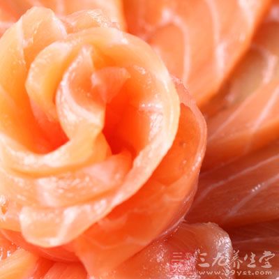 將剩余的無刺部分魚肉切成條狀的魚柳