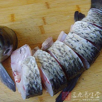 草魚洗淨，清除內髒、魚鰓、鱗，切成段