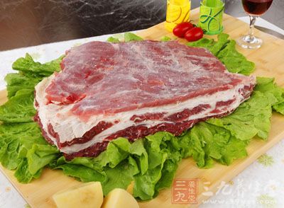 材料:紅薯圈粉2餅、牛腩及牛腩汁250克 材料:紅薯圈粉2餅、牛腩及牛腩汁250克