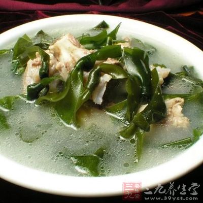鍋內熱油，約6分熱，入排骨翻炒，知道表面均勻裹上油