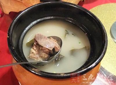 排骨洗淨燙一下去血水，投入沸水鍋中，置入姜塊