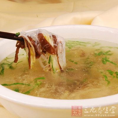 再往鍋中放青菜，撒入雞精後再翻炒一下，就可以吃了