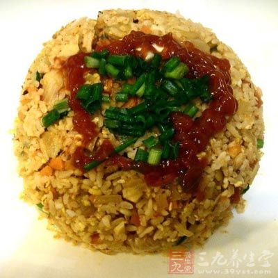 把炒好的番茄飯裝在盤子上