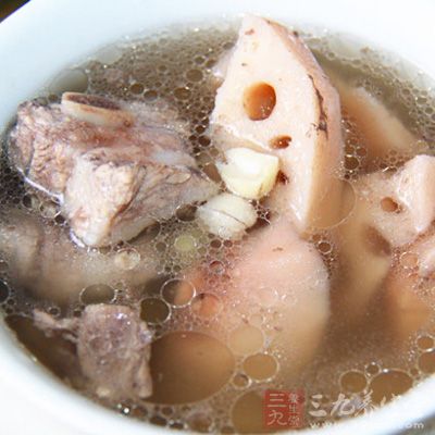 鍋中倒入3碗水，放入蓮藕