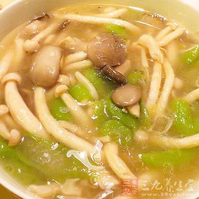 蘑菇洗淨，並備好姜蒜
