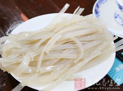 原料:粉條、豌豆尖、香菜、香芹末 原料:粉條、豌豆尖、香菜、香芹末