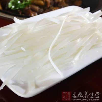 加入適量高湯煮開後下入粉條煮至粉條成熟加適量鹽 加入適量高湯煮開後下入粉條煮至粉條成熟加適量鹽