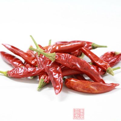 大火加熱炒鍋，放入涼油