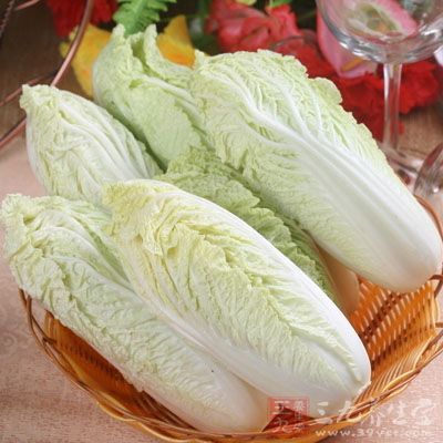 主料：白菜350克，紅尖椒10克