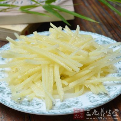 然後將瀝干水的土豆絲放入鍋中煸炒 然後將瀝干水的土豆絲放入鍋中煸炒