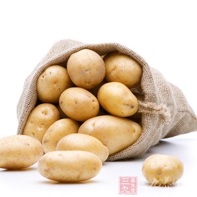 材料:土豆、青、紅辣椒,花生油 材料:土豆、青、紅辣椒,花生油