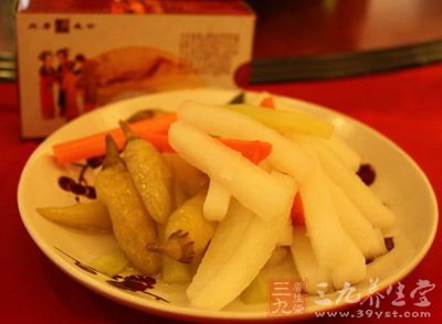 用盤裝些酸辣椒待用 用盤裝些酸辣椒待用
