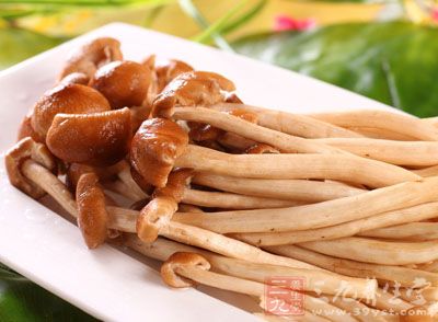 鴨、茶樹菇、蔥、姜、蒜、鹽、雞精