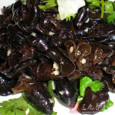 醋拌木耳是一種可以安心吃的低熱量菜