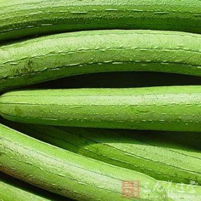 將絲瓜去皮，洗淨，切成滾刀塊