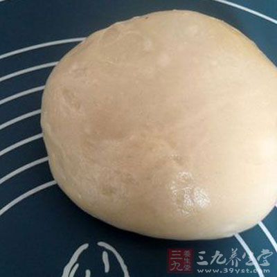 用刮刀拌勻，然後用手慢慢揉成團