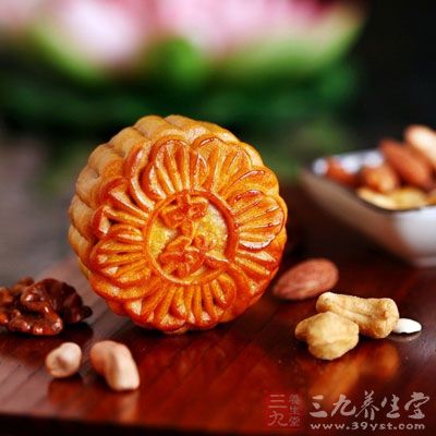 月餅油多、糖多、以鴨蛋黃為餡的月餅膽固醇高