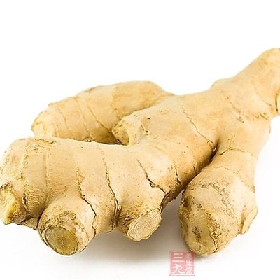 等到浮沫開始減少，加入蔥姜