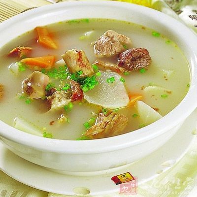 喝牛骨湯能幫助吸收骨頭裡的膠原蛋白
