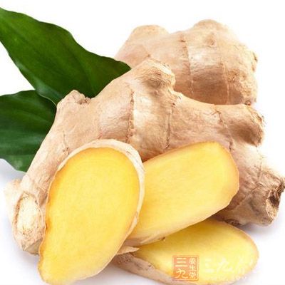 姜切片;蔥打結;蘿卜去皮切塊