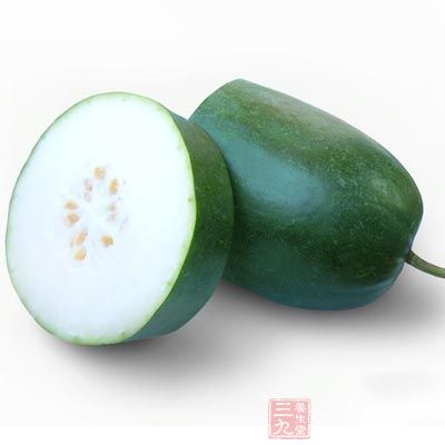 冬瓜連皮切成兩只普通麻將大小的方塊