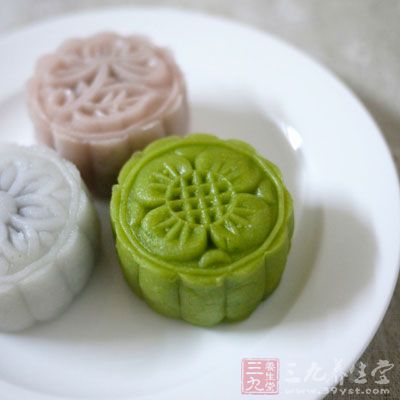 做好的月餅放保鮮盒，進冰箱冷藏一晚，就可以吃了