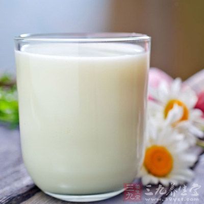 原料:牛骨頭半根,牛奶200毫升 原料:牛骨頭半根,牛奶200毫升