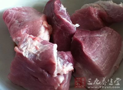 豬肉洗淨，切成兩塊