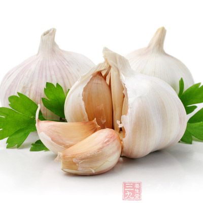 准備好大蒜、桂皮、草果 准備好大蒜、桂皮、草果