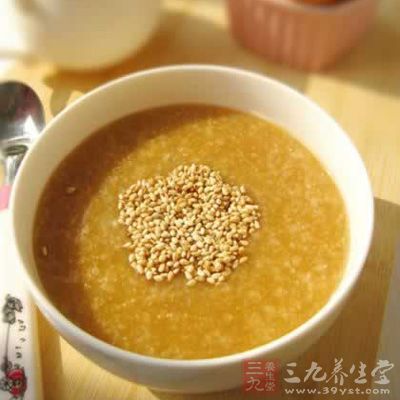 將山檀煎取濃汁,去渣,同洗淨的粳米同煮,粥將熟時放入砂糖,稍煮1―2沸即可 將山檀煎取濃汁,去渣,同洗淨的粳米同煮,粥將熟時放入砂糖,稍煮1―2沸即可