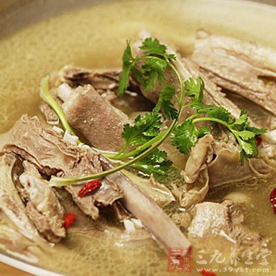 將扇子骨、直通骨、尾脊骨、碎骨洗淨