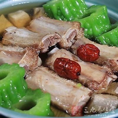 在湯裡加上洗好切好的白菜