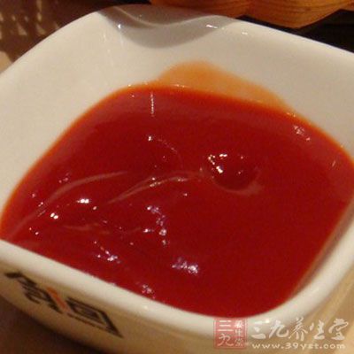 番茄醬熬的時間越久越稠密，但是時間也不能太長，之後撒上胡椒、鹽來調口味