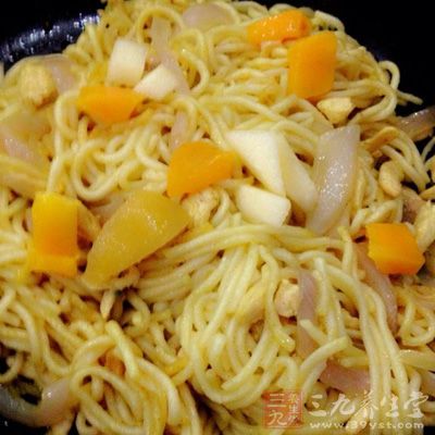 煮熟後將面條撈起放入碗中,再倒入湯和配料即可 煮熟後將面條撈起放入碗中,再倒入湯和配料即可