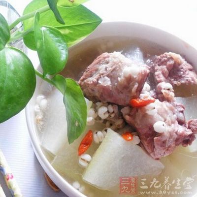 排骨放進煲湯鍋,一次性注入足量水,大火燒開後,去浮沫、下料酒、姜片改小火煮 排骨放進煲湯鍋,一次性注入足量水,大火燒開後,去浮沫、下料酒、姜片改小火煮