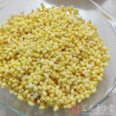 脫皮綠豆提前一晚泡好.瀝干水分