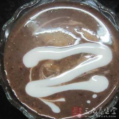 泡好的黑豆放在高壓鍋中隔水蒸20分鐘