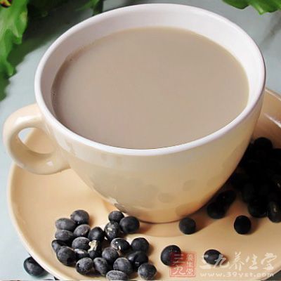 黑豆先洗淨，再用清水浸泡至少3個小時