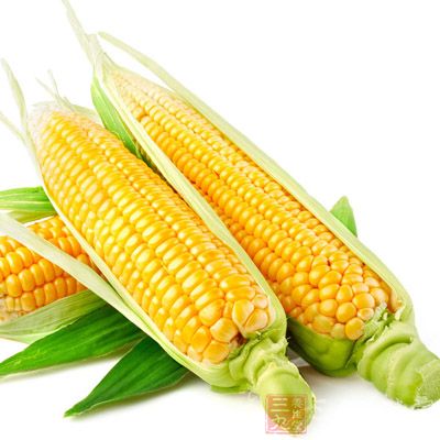 加入玉米和胡蘿卜繼續煲半小時