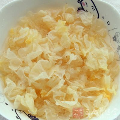 銀耳用清水洗淨