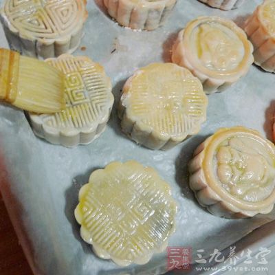 刷蛋液的時候一定要將毛刷在碗巖上濾濾，只留少量的蛋液在上面