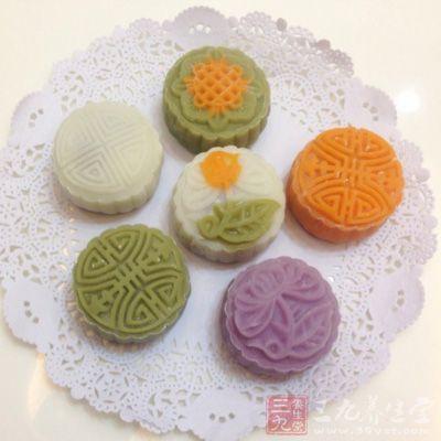 印模成形，包裝後的月餅放置冷凍或冷藏庫保存