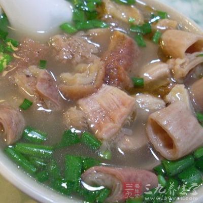 湯鍋上火，放入原湯500克，再將切好的主料放入