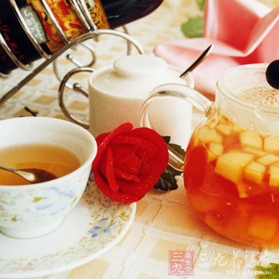 各種水果，紅茶包一個，檸檬一個(用兩片)，蜂蜜適量
